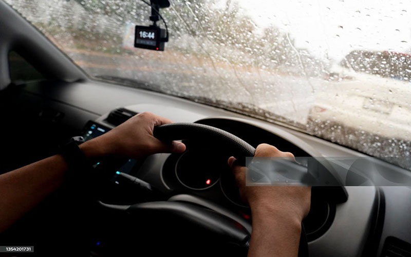 Một số lưu ý khi lái xe ô tô trời mưa